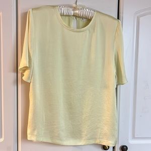 Mango short sleeve blouse
Color colon pale yellow.
Size: 4